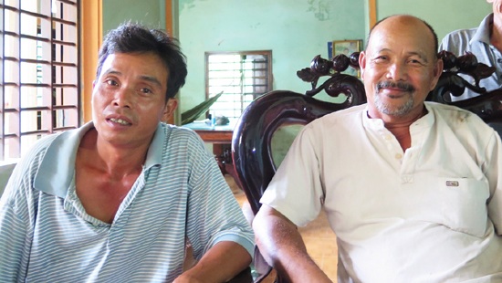 Bị bắt lao động “khổ sai”, 2 phu vàng “nhí” băng rừng bỏ trốn - 2 Anh Hồ Văn Hồng và ông Lê Công Ôn (áo trắng)
