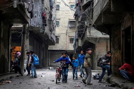 Trẻ em chơi trên đường phố Allepo (Syria) trong thời điểm không giao tranh hiếm hoi ngày 11-2. (Ảnh: SANA)