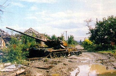 Tăng Armata chưa sẵn sàng, Nga dùng T-80 đối đầu với NATO - 2 Tăng T-80 tan xác trong cuộc chiến Chechnya.
