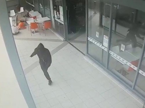 Ám sát trùm xã hội đen rồi tẩu thoát trong 5 giây - 2 Hình ảnh tay súng bị camera giám sát ghi lại