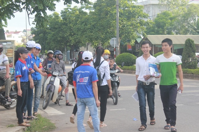 
Lực lượng tình nguyện Tiếp sức mùa thi hướng dẫn thí sinh vào trường thi (ảnh Đăng Đức)
