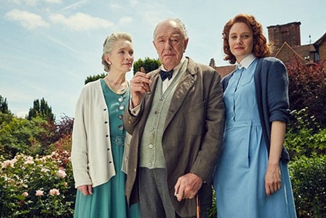 Cơn đột quị bí mật của Thủ tướng Anh Churchill - 2 Diễn viên Michael Gambon thủ vai Thủ tướng Churchill cùng diễn viên Lindsay Duncan (trái) trong vai vợ ông và cô y tá trong phim.