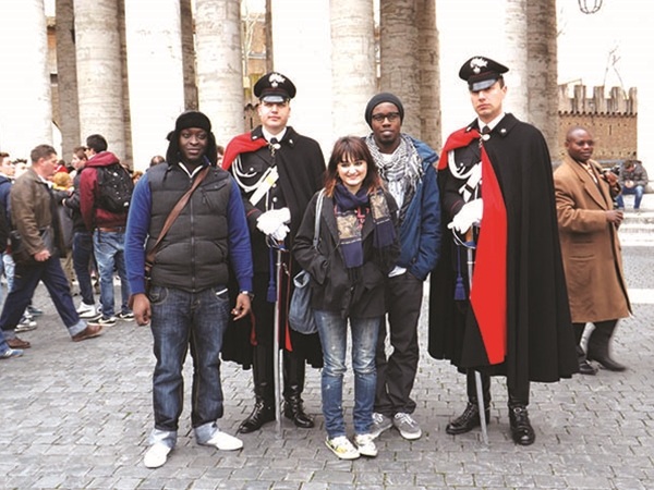 Cảnh sát ở quốc gia nhỏ nhất thế giới - 2 Cảnh sát Vatican thân thiện với du khách.