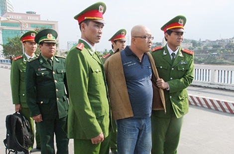 Công an Việt Nam và những chuyên án "săn" tội phạm ngoại - 2 Lực lượng Công an Việt Nam trao trả đối tượng phạm tội cho Công an Trung Quốc.