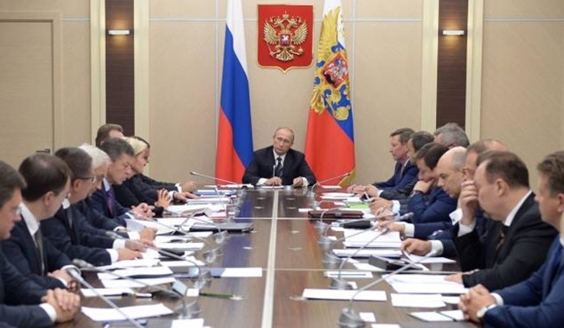Tổng thống Putin: Không đổi chủ quyền lấy thương mại - 2 Ông Putin trong cuộc họp với Ủy ban Kinh tế Quốc gia vào tháng 5-2016.