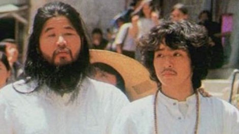 Shoko Asahara (trái) và môn đồ thân tín nhất Yoshihiro Inoue.