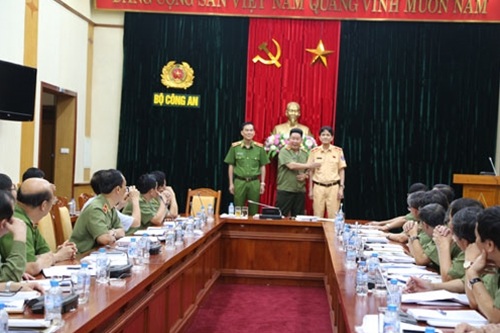 Từ ngày 6/6, triển khai trang phục Công an nhân dân mới - 2 Thứ trưởng Bùi Văn Thành giới thiệu mẫu trang phục CAND mới.