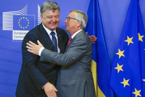 Tổng thống Ukraine lại tự tin thái quá - 2 Tổng thống Ukraine Petro Poroshenko và Chủ tịch UB châu Âu EU Jean-Claude Juncker.