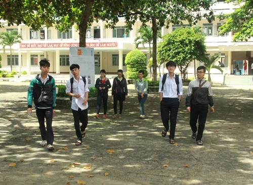 Đề Văn dễ, nhiều thí sinh ra sớm - 7 Rất đông thí sinh ra về từ sớm