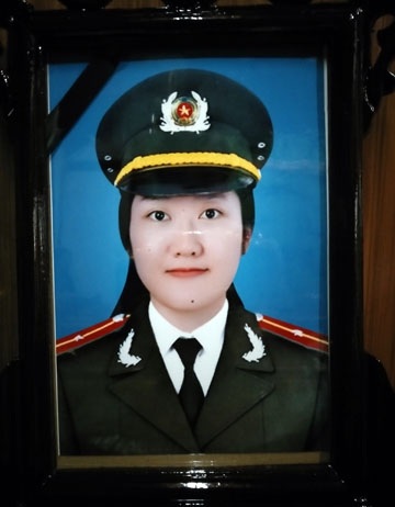 Vĩnh biệt người mẹ từ chối chữa ung thư để cứu con - 2
Chị Đậu Thị Huyền Trâm (25 tuổi) là thiếu úy công an, công tác tại phòng tham mưu, công an tỉnh Hà Tĩnh