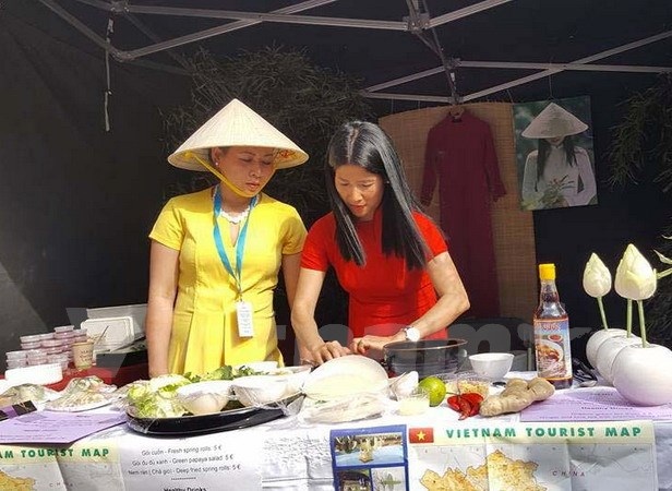 Sắc màu Việt Nam tại Ngày hội đa dạng văn hóa ở Brussels - 2 Chị Trương Thị Quyền trình diễn cách làm món nem cuốn. (Ảnh: Hương Giang/Vietnam+)