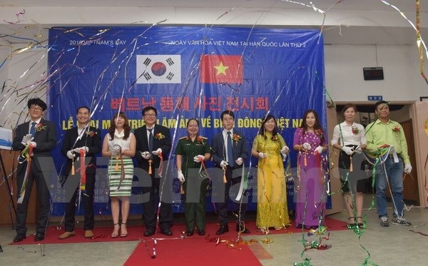 Triển lãm những hình ảnh chân thực về Biển Đông tại Hàn Quốc - 2 Các đại biểu cắt băng khai mạc triển lãm. (Ảnh: Phạm Duy/Vietnam+)