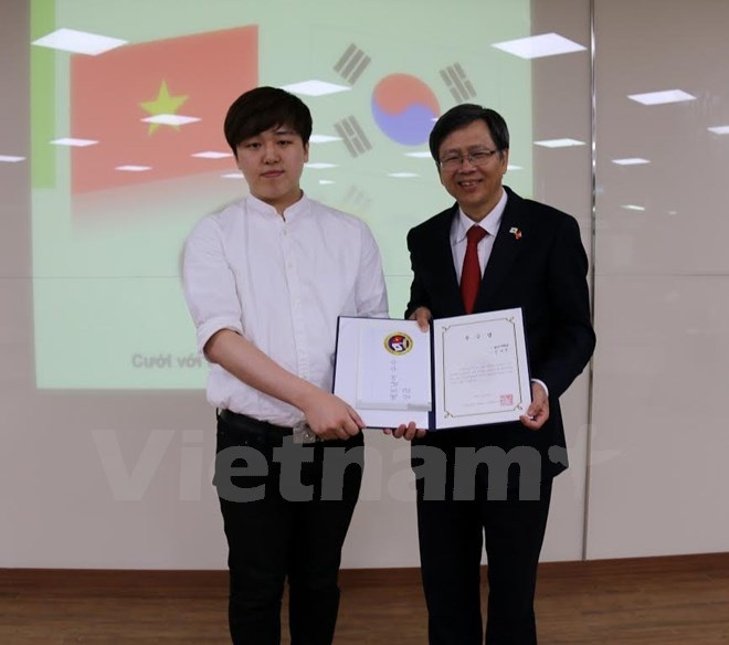 Sôi động cuộc thi hùng biện bằng tiếng Việt tại Hàn Quốc - 2 Đại sứ Phạm Hữu Chí trao giải Nhất cuộc thi nói tiếng Việt cho sinh viên Cheong Seo-yeong, Đại học Yongsan. (Ảnh: Phạm Duy/Vietnam+)
