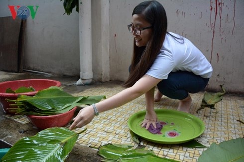 Người Việt tại Thái Lan cùng gói bánh chưng đón Tết - 2 Lá dong được mang sang từ Việt Nam