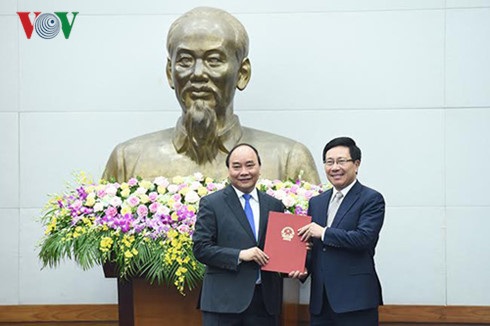 Thủ tướng: “Ta đã bắn chỉ thiên quá nhiều, không trúng vào ai cả" - 1 Thủ tướng trao quyết định bổ nhiệm của Chủ tịch nước cho Phó Thủ tướng Phạm Bình Minh