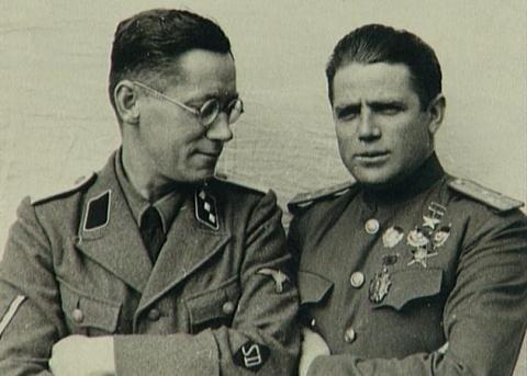 Âm mưu ám sát Stalin: Tình báo Nga và SS đấu trí - 7 Tavrin (phải) và người giám sát của SD
