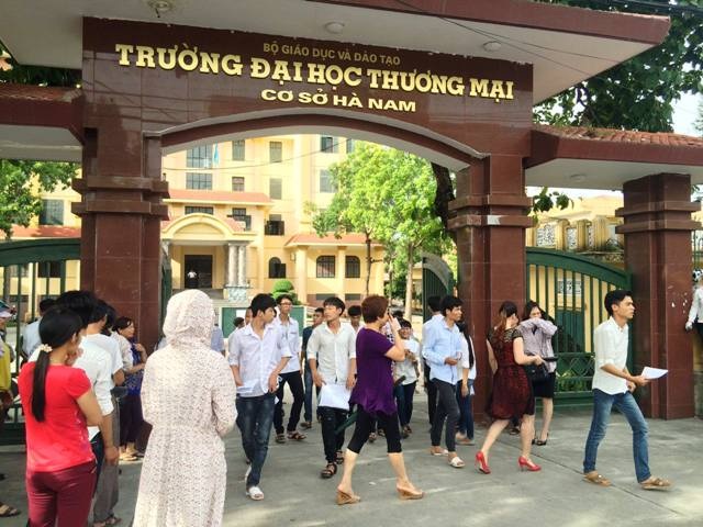 Thí sinh than đề tiếng Anh quá dài - 25 Điểm thi tại trường ĐH Thương Mại (ảnh Việt Linh)