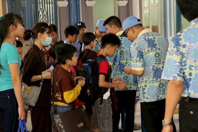 Xếp hàng dài mua vé giảm giá 80% vào Công viên nước Hồ Tây - 2