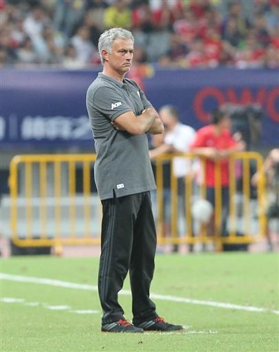 Cung bậc cảm xúc của Mourinho ở trận thua đầu tiên tại MU - 9
Mourinho bất lực khoanh tay đứng nhìn các học trò thi đấu bệ rạc trước Dortmund