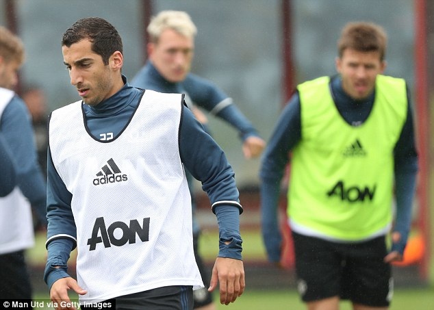 Zlatan Ibrahimovic có buổi tập đầu tiên cùng MU - 11
Henrikh Mkhitaryan trên sân tập. Mới đây tiền vệ người Armenia khẳng định anh chưa chắn chắn được đá chính ở Quỷ đỏ