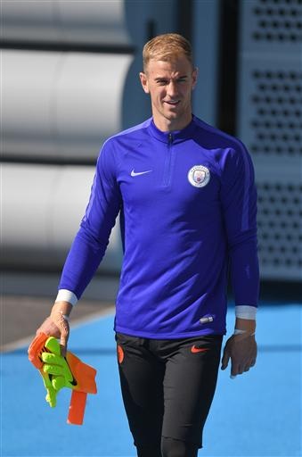 Kompany, Gundogan, Sane trở lại tập luyện cùng Man City - 12
Thủ thành Joe Hart vẫn ra sân tập luyện với vẻ mặt khá vui vẻ, có tin thủ thành người Anh sẽ sớm rời Etihad