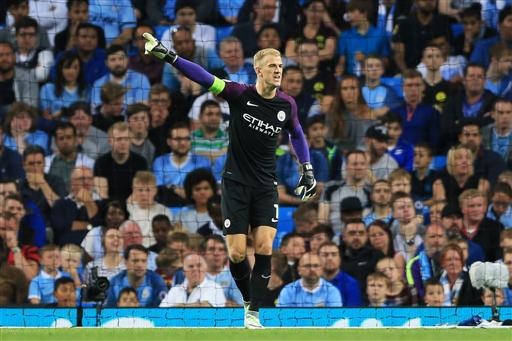 Những khoảnh khắc cuối cùng của Joe Hart trong màu áo Man City - 8 
Hart hò hét chỉ đạo hàng thủ, anh vẫn rất chuyên nghiệp chứ không hề chán nản, xuống phong độ