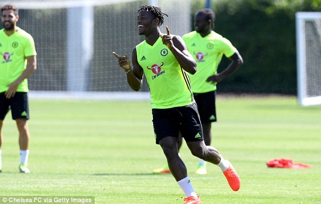 
Batshuayi ăn mừng khi ghi bàn trên sân tập
