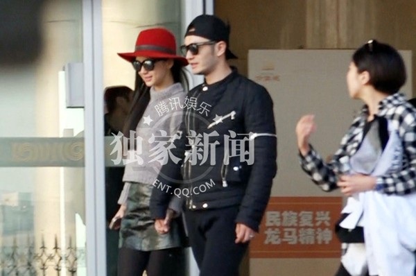 Thời trang sân bay rất "chất" của Angelababy - 5 
Trong một lần khác tại sân bay, người đẹp kết hợp chân váy da ngắn với áo crop top rất trẻ trung.