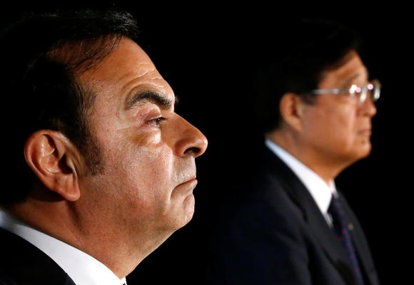 
Ông Carlos Ghosn - CEO của cả Renault và Nissan (trái) và ông Osamu Masu - Chủ tịch kiêm CEO của Mitsubishi Motors Corp. (Ảnh: Reuters)
