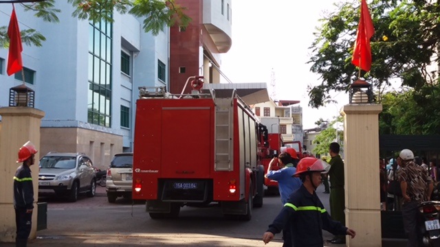 
Lực lượng chữa cháy nỗ lực tiếp cận tòa nhà để dập lửa
