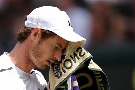 Những khoảnh khắc tuyệt vời của Murray ở chung kết Wimbledon 2016 - 11
Murray lau mồ hôi sau một pha bóng vất vả trước đối phương