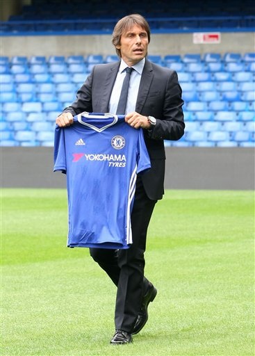 Conte chính thức ra mắt Chelsea - 11
Nghi thức chụp anh cùng áo đấu tại sân vận động là không thể thiếu