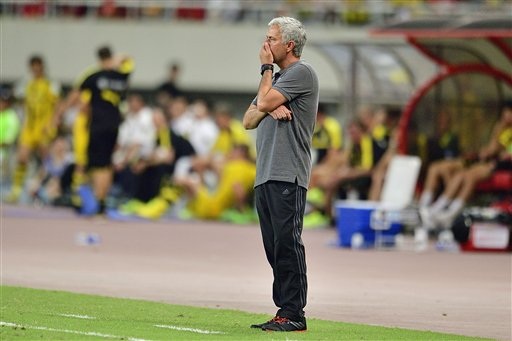 Cung bậc cảm xúc của Mourinho ở trận thua đầu tiên tại MU - 10
Vị chiến lược gia người Bồ Đào Nha khoanh tay phải trước ngực, tay trái đưa lên bịt mặt như để giấu đi sự thất vọng