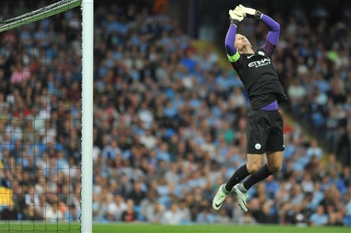 Những khoảnh khắc cuối cùng của Joe Hart trong màu áo Man City - 9 
Thủ môn người Anh tung người đẩy quả đá phạt của đối phương