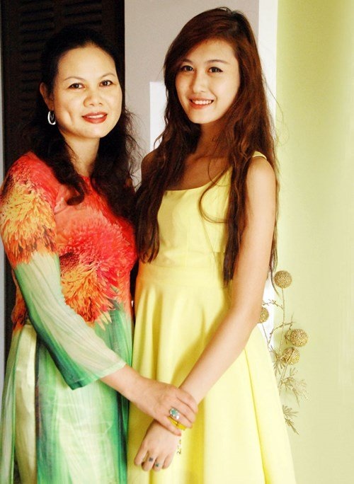 3 nàng hot girl Việt xinh, cao, nhà giàu và sành điệu - 10
Mẹ của Hà Lade là TS Hoàng Kim Ngọc - Phó trưởng khoa Viết văn - Báo chí Trường Đại học Văn hóa Hà Nội.