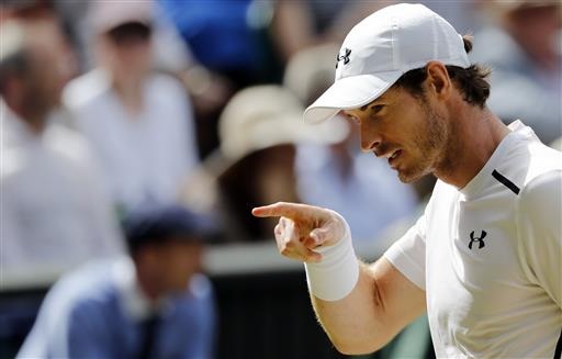 Những khoảnh khắc tuyệt vời của Murray ở chung kết Wimbledon 2016 - 12
Murray chỉ tay về điểm rơi của bóng. Tay vợt người Scotland muốn bản thân luôn duy trì được sự tập trung, giống như kiểu thi đấu một người, không quan tâm tới đối thủ và áp lực từ khán giả