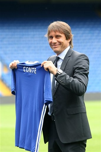 Conte chính thức ra mắt Chelsea - 12
Chiếc áo đấu mang tên Conte