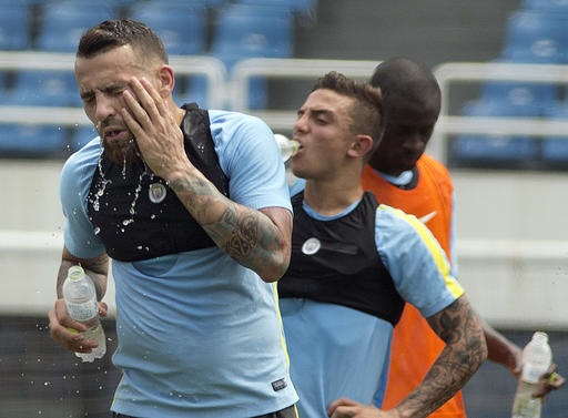 MU, Man City tập luyện chăm chỉ trước trận đại chiến - 12
Nhiệt độ ngoài trời lên tới 40 độ ở Bắc Kinh khiến các cầu thủ Man City phải sử dụng nước nhiều, thậm chí hắt cả lên mặt để làm mát. Thời tiết tại Bắc Kinh hiện đang diễn diễn phức tạp, mưa liên miên nhưng khoảng thời gian tạnh ráo lại rất nóng