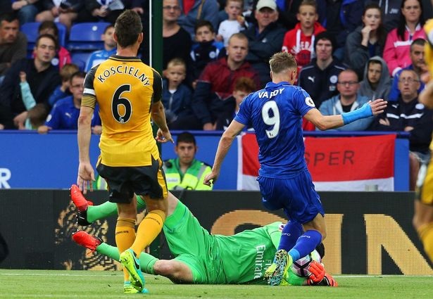 Nhìn lại trận hòa ghìm chân cả ĐKVĐ Leicester lẫn Arsenal - 12
Cech ôm gọn bóng trong tình huống ập vào của Vardy