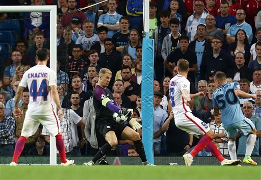 Những khoảnh khắc cuối cùng của Joe Hart trong màu áo Man City - 10 
Hart ngăn cản pha dứt điểm từ góc hẹp của cầu thủ Steaua Bucharest