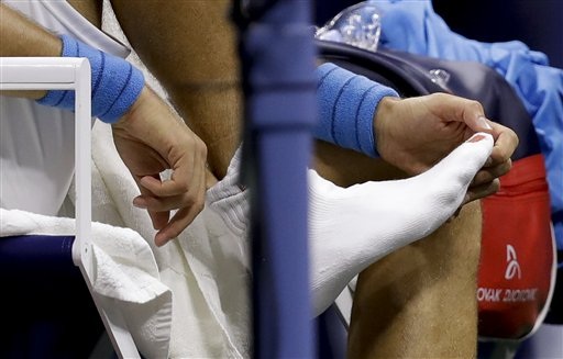 Nhìn lại chiến thắng ngọt ngào của Wawrinka trước Djokovic - 10
Máu ướt thấm tất của Djokovic