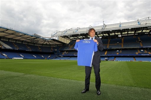 Conte chính thức ra mắt Chelsea - 13
Conte bên đường biên sân vận động Stamford Bridge. Từ bây giờ, sân đấu này sẽ là nơi quen thuộc với chiến lược gia người Italia