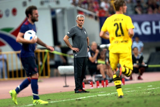 Cung bậc cảm xúc của Mourinho ở trận thua đầu tiên tại MU - 11
Mourinho chắp tay hai bên hông nhìn các học trò thi đấu, ông đã chỉ đạo ít hơn ở cuối hiệp hai
