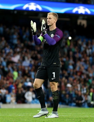 Những khoảnh khắc cuối cùng của Joe Hart trong màu áo Man City - 11 
Hart vỗ tay cảm ơn khán giả khi tiếng còi mãn cuộc vang lên