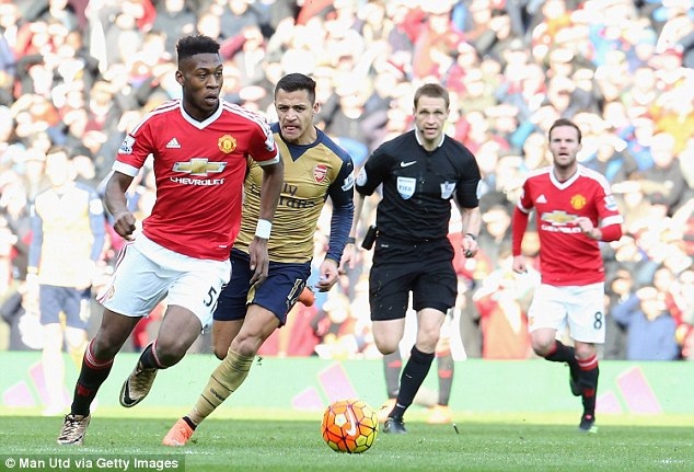 
Fosu-mensah (trái) đi bóng trước sự đeo bám của Alexis Sanchez
