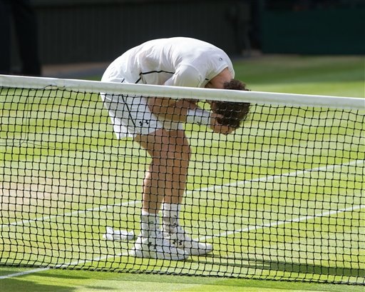 Những khoảnh khắc tuyệt vời của Murray ở chung kết Wimbledon 2016 - 14
Murray hạnh phúc sau khi có được chiến thắng. Phần thưởng xứng đáng cho tay vợt người Scotland sau những nỗ lực không biết mệt mỏi từ đầu năm