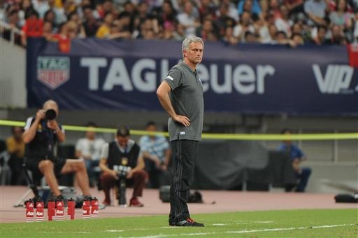 Cung bậc cảm xúc của Mourinho ở trận thua đầu tiên tại MU - 12
Mourinho tỏ ra rất thất vọng về kết quả của trận đấu. Trong thất bại của MU, đa phần cầu thủ của họ chơi nhạt nhòa, chỉ duy có Mata thi đấu ở mức khá