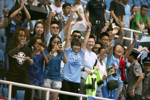 MU, Man City tập luyện chăm chỉ trước trận đại chiến - 14
Man Ctiy cũng có không ít cổ động viên đến theo dõi và cổ vũ