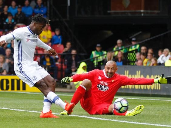 Nhìn lại màn ngược dòng ấn tượng của Chelsea trước Watford - 14
Phút 80, Batshuayi gỡ hòa sau khi thủ thành Gomes không bắt gọn bóng từ cú sút của Hazard