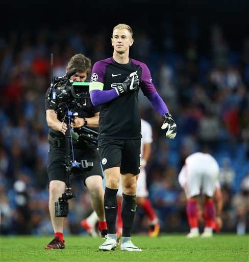 Những khoảnh khắc cuối cùng của Joe Hart trong màu áo Man City - 12 
Thủ thành người Anh đặt tay lên tim mình và chỉ về khán giả như muốn nói tình yêu của anh dành cho họ